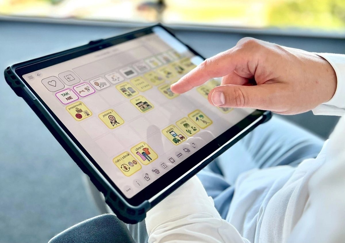 Tablet NeuroTab z tablicą komunikacyjną